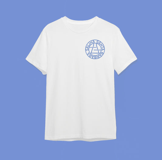 Parte delantera de una camiseta de manga corta de color blanco, cuello redondo y logo de Salina Santa Bárbara estampado en azul sobre el pecho, en la parte izquierda.