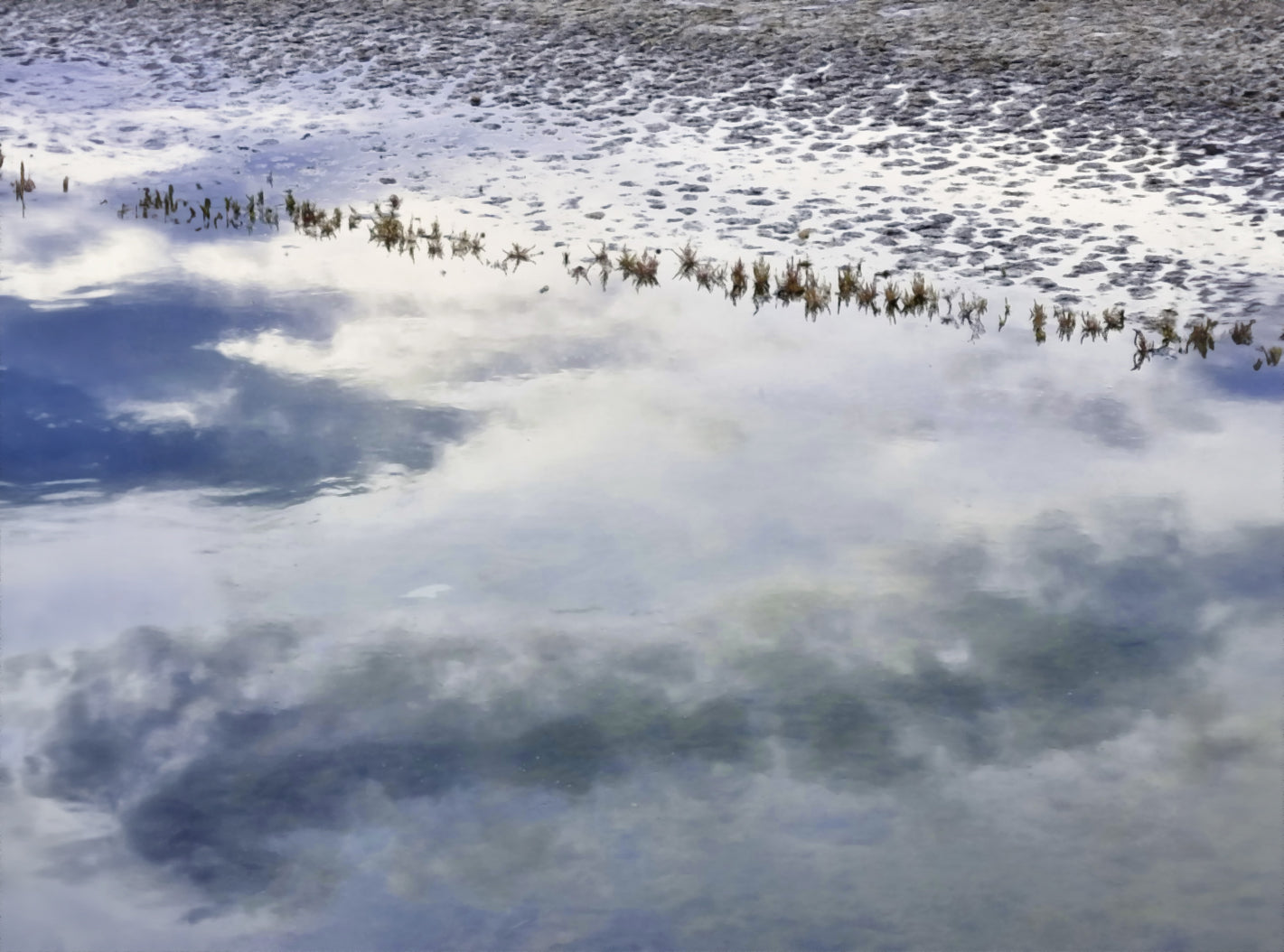 Reflejo del cielo en el agua del mar.