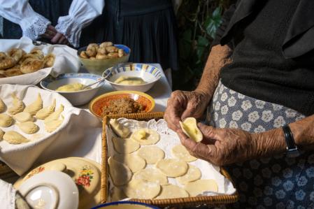 Manos de una señora anciana de Cerdeña preparando unos raviolis caseros.