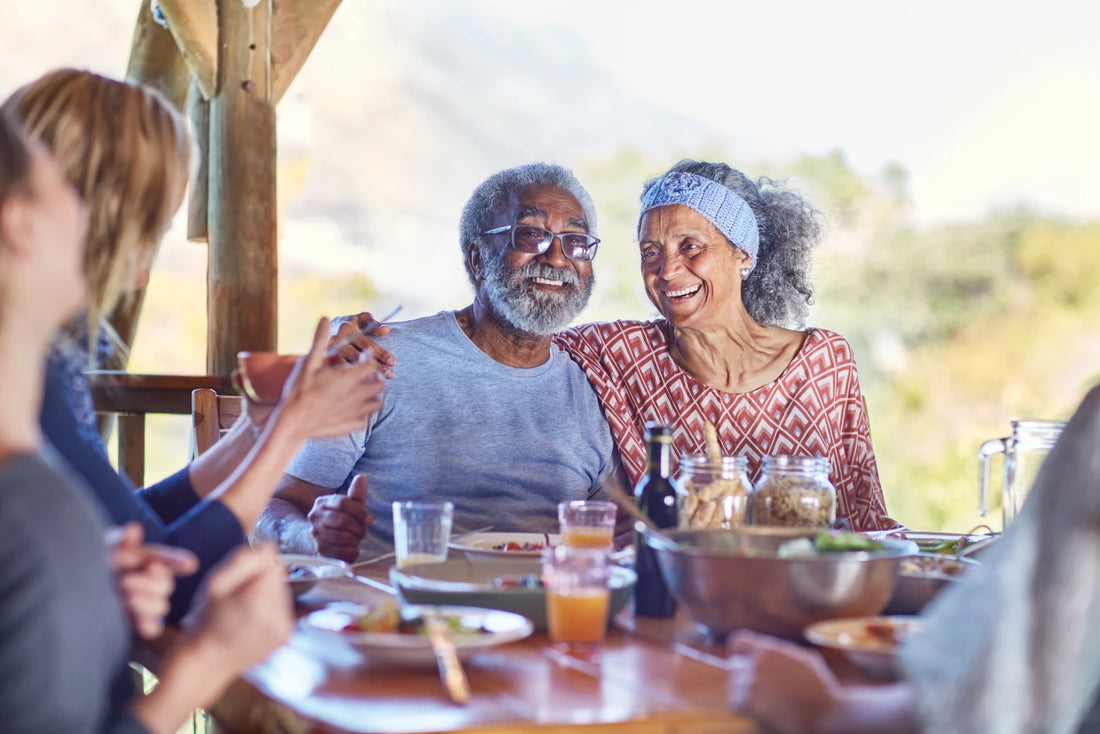 Familia longeva en Loma Linda, disfrutando de una comida vegetariana en comunidad.