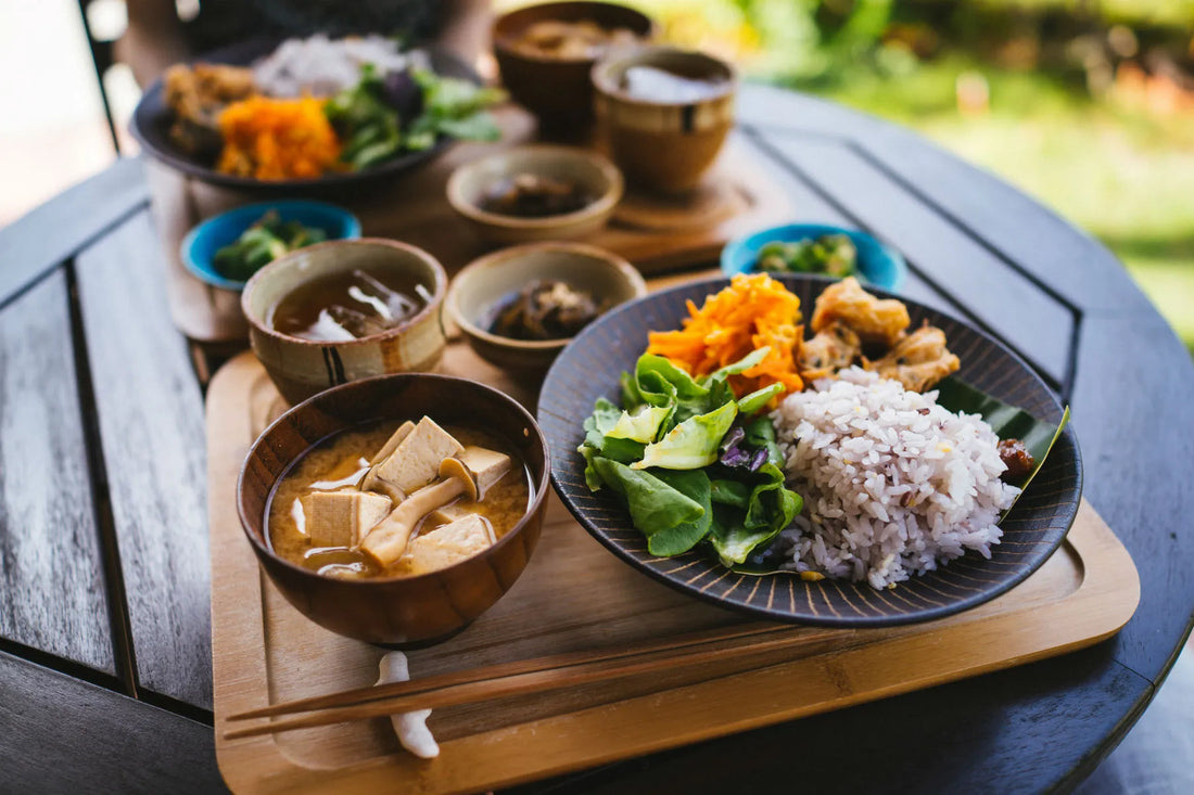 Comida típica de okinawa: con la mesa de pequeños platos de cocina japonesa, con verduras, algas, arroz y tofu.